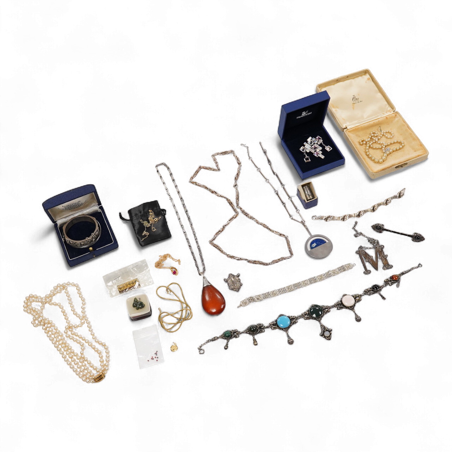 A collection of assorted jewellery including a stylish textured 925 necklace, 76cm and a similar bracelet, 18cm, a Portuguese white metal hinged bracelet, a white metal necklace with amberoid pendant, a white metal and g